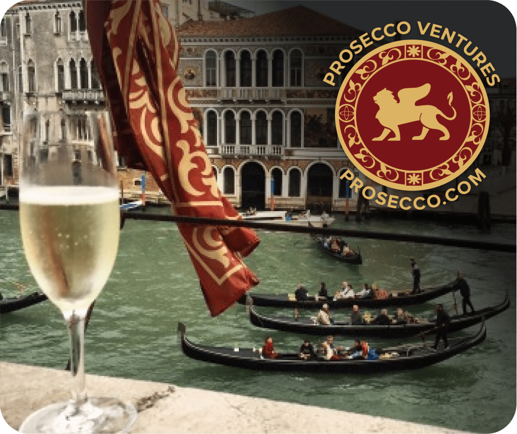 Просекко на канале в Венеции, Италия, с Майклом Гольдштейном и гонками на лодках.