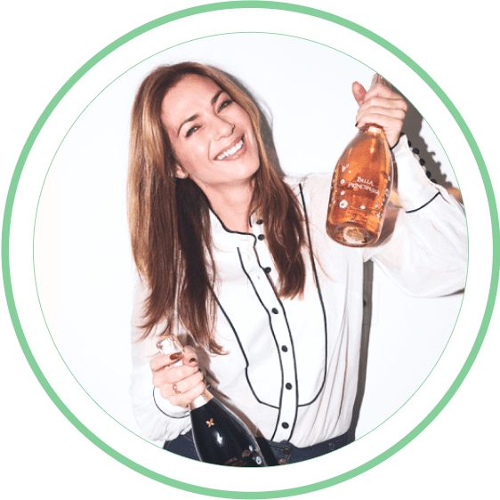 Crowdfunding: Natalie Goldstein, Brand Ambassador di Prosecco Venture, con in mano una bottiglia di Bella Principessa Premium Prosecco DOC Rose