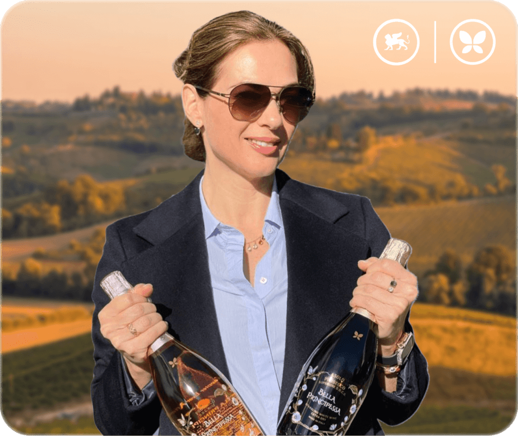 Natalie Goldstein hält zwei Flaschen Bella Principessa Prosecco vor den Asolo-Weinbergen in der Prosecco-Region