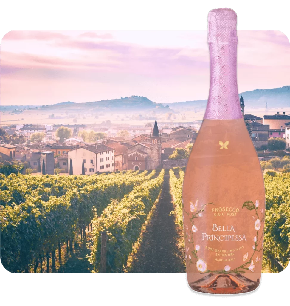 Bottiglia di Prosecco Rosa Bella Principessa contro i vigneti di Treviso con il paese sullo sfondo