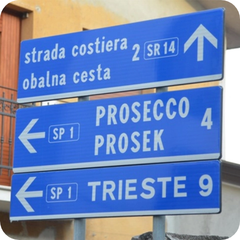 Prosecco- oder Prošek-Straßenschild in Venetien, Italien – Feiern Sie mit feinstem Sekt | Prosecco.com