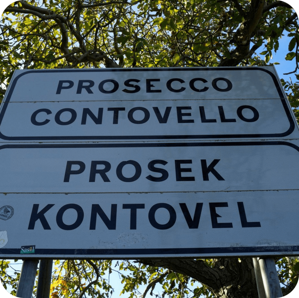 Malerische Aussicht auf die Stadt Prosecco oder Prošek in der Nähe von Triest, Italien, auf Slowenisch als Kontovel bekannt, umgeben von Weinbergen und Bergen